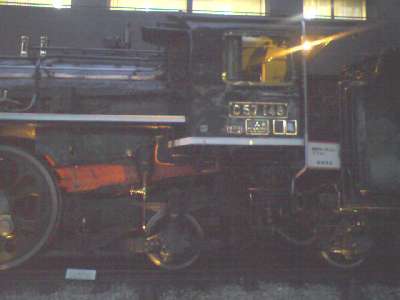 ショーウィンドウの向うの蒸気機関車２