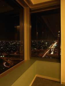 東大阪市役所　22階の窓